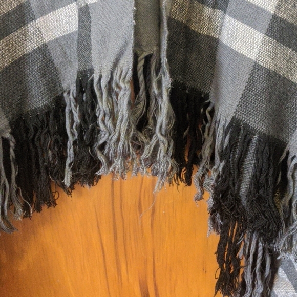 Siizu poncho shawl - Picture 3 of 4